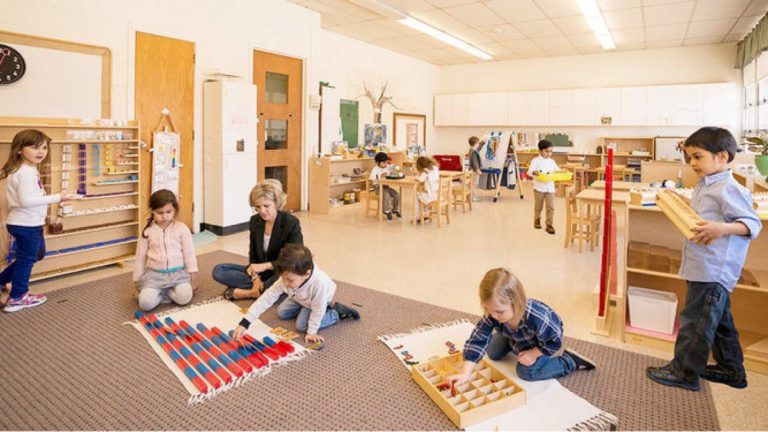 Quel est le rôle des éducateurs Montessori ?