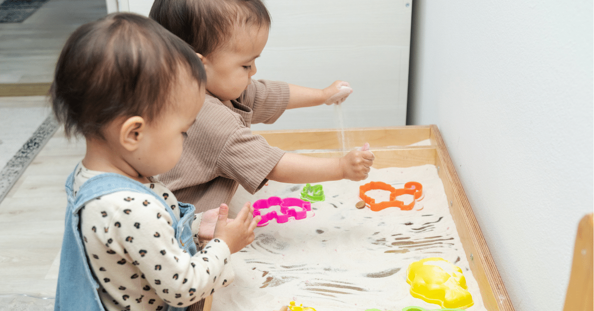 Bac sensoriel sable pédagogie Montessori