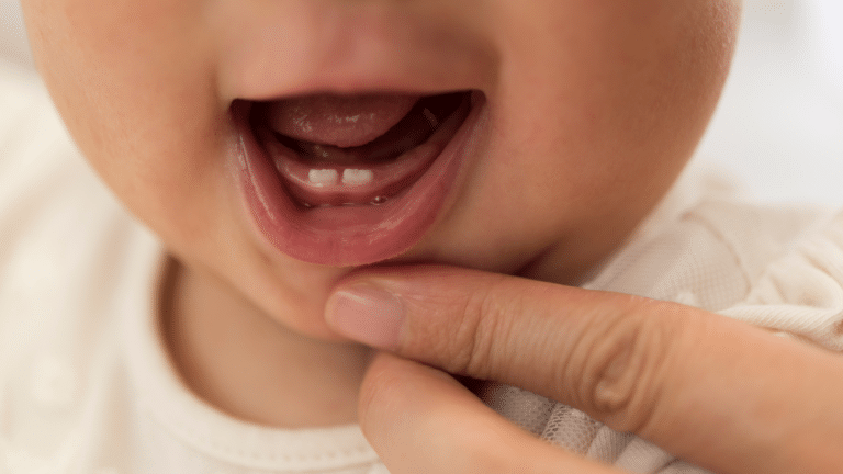 Soulager les poussées dentaires de bébé : conseils et astuces