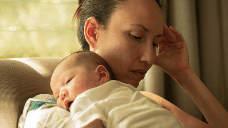 Comprendre et gérer le baby-blues : Guide pour jeunes parents