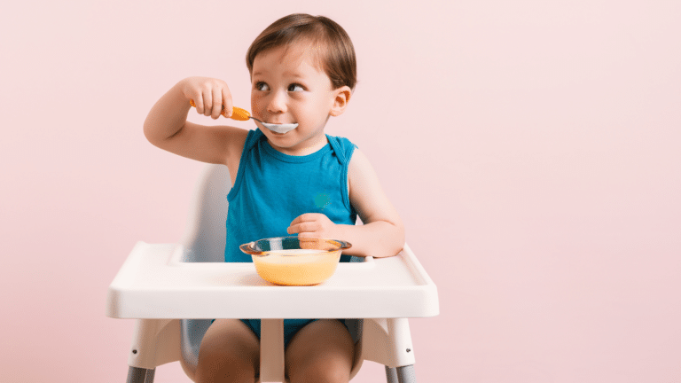 Alimentation et développement : les bases Montessori pour bébé