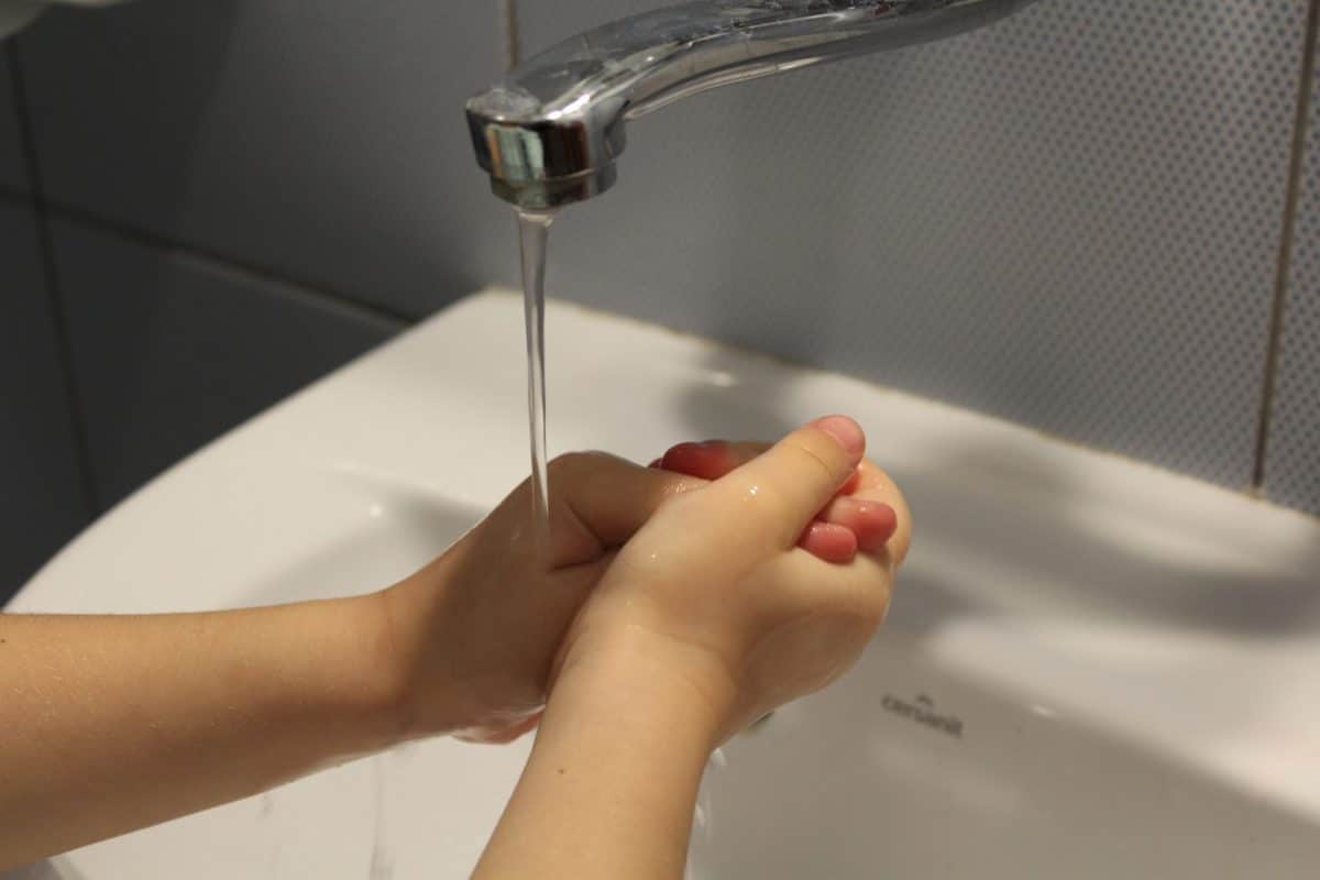 Se laver les mains en autonomie pédagogie Montessori
