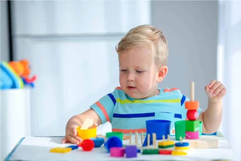 Guide des jouets Montessori : sélectionner le meilleur pour l’âge de votre enfant