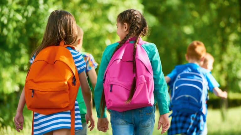 deux enfants de 4 ans s’échappent pendant la récré leur fugue en train jusqu’à la frontière sidère les autorités