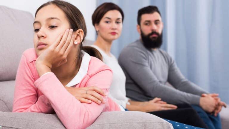 le pire conseil parental que tout le monde donne encore il fait culpabiliser les parents et les éloigne de leurs enfants