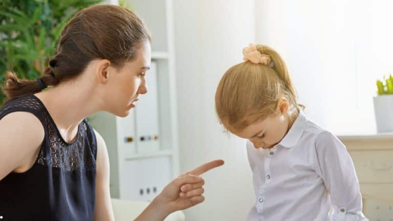 leur rêve des enfants parfaits. la réalité des drames invisibles provoqués par ces « parents tigres » de plus en plus nombreux