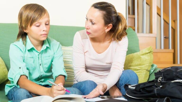 avez vous grandi avec un eggshell parent ces 3 signes en disent long sur votre enfance et ses blessures