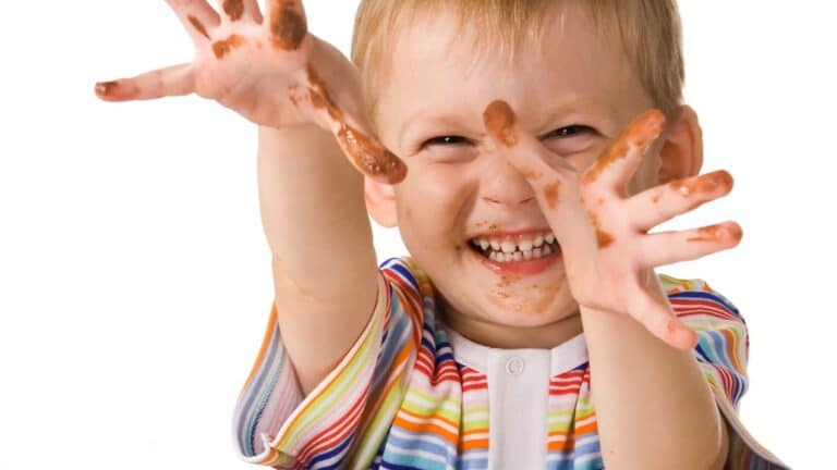 comment enlever une tache de gras sur les vêtements de nos enfants