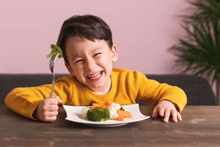 enfants mangent des légumes