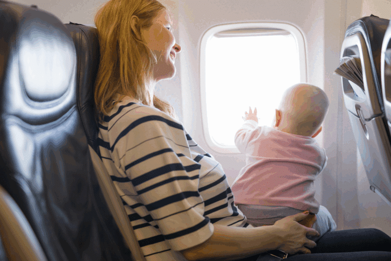 maman prend l'avion avec son nourrisson