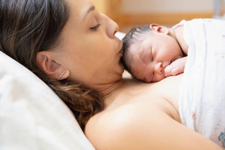 métro, avion, bateau bébé naît à bord
