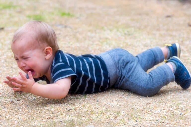 enfant fait une crise en public