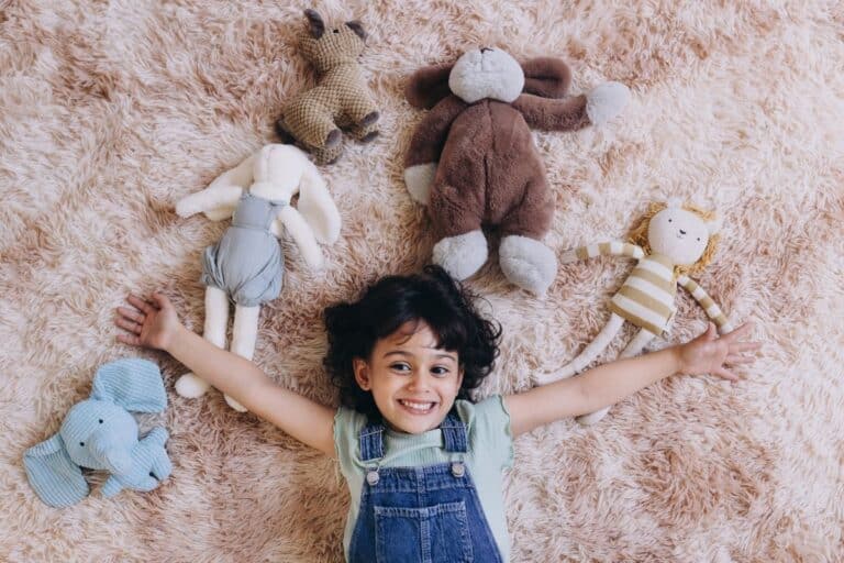 enfant ne veut pas donner les jouets