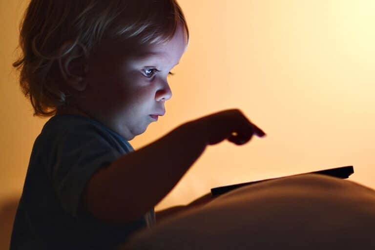 interdire écran aux moins de 3 ans