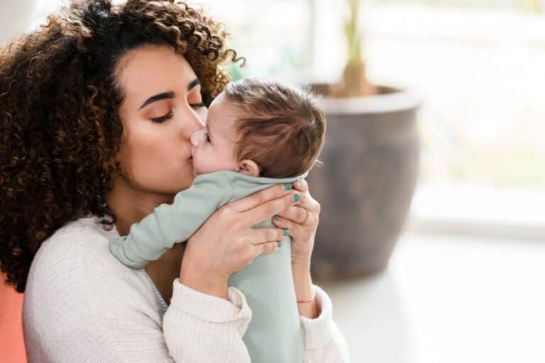 jamais embrasser un bébé