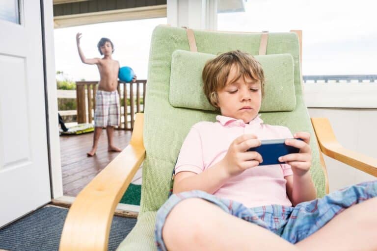 enfant doit pas avoir smartphone avant 13 ans