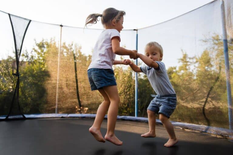 enfant et trampoline