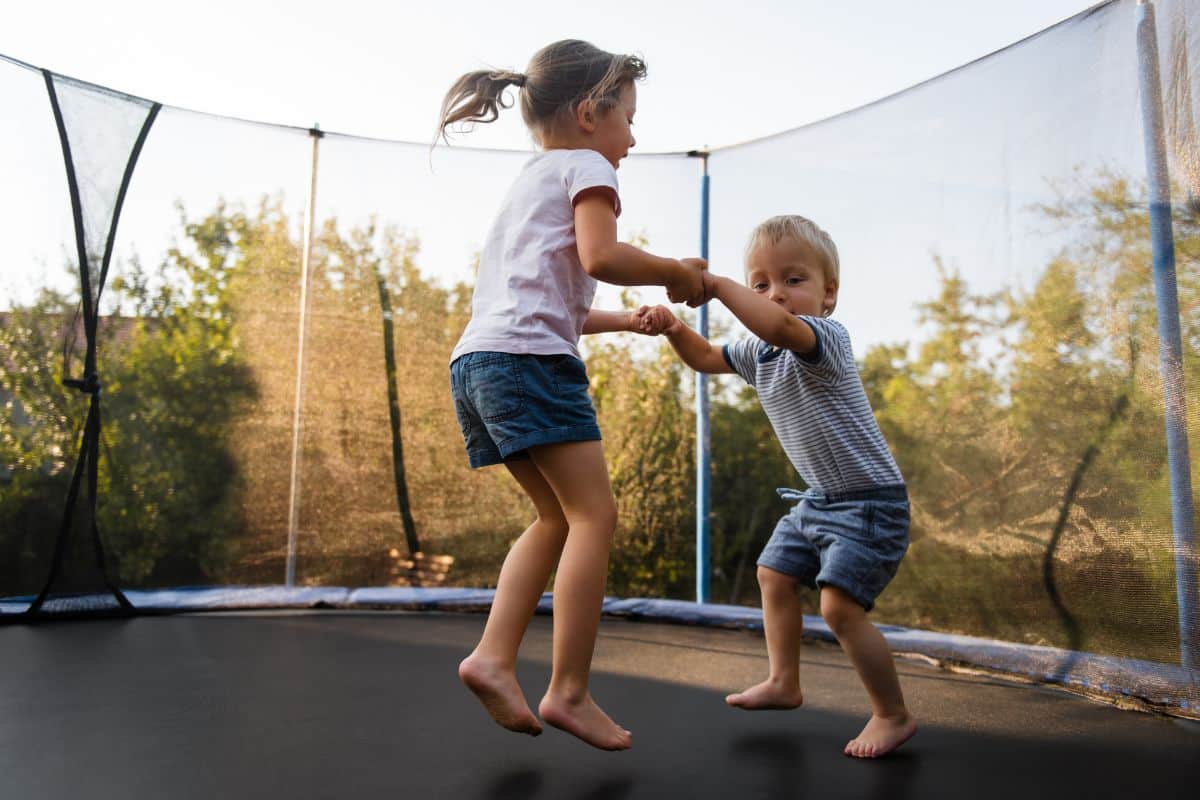 enfant et trampoline