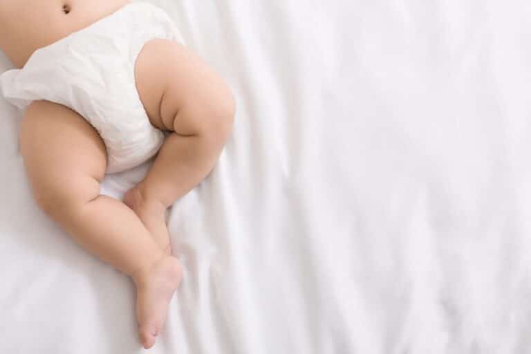 laisser bébé dormir en couche pendant la canicule