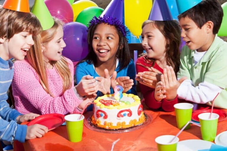 mère critiquée organisé fête d'anniversaire participative