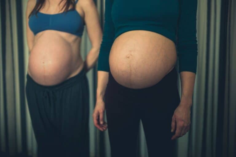 mère tombe enceinte en même temps qu'elle