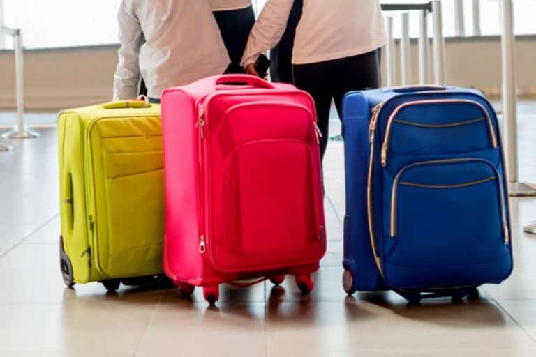 bagagiste aéroport echoisir couleur valise