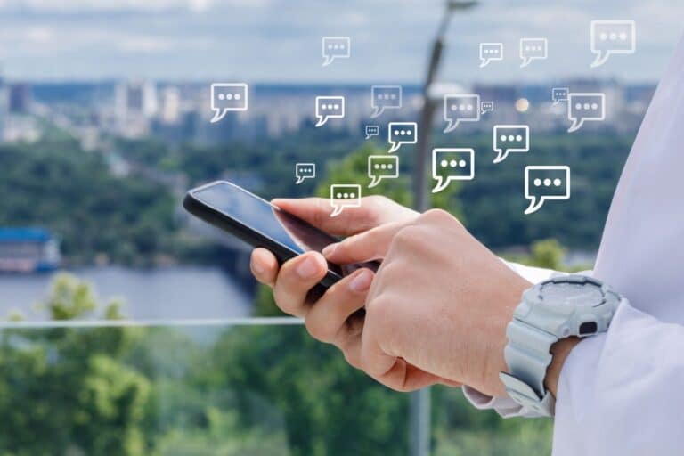 gens utilisent un doigt pour écrire messages