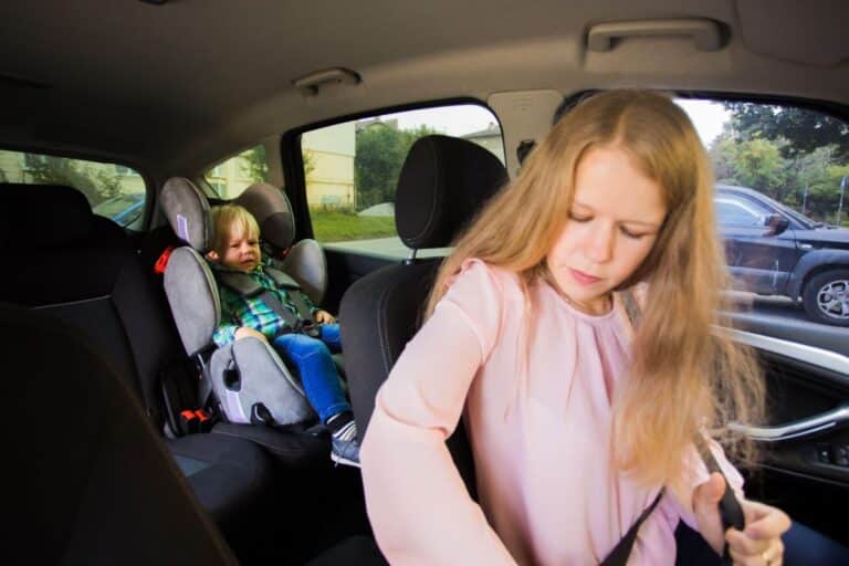 mamans pleurent dans voiture