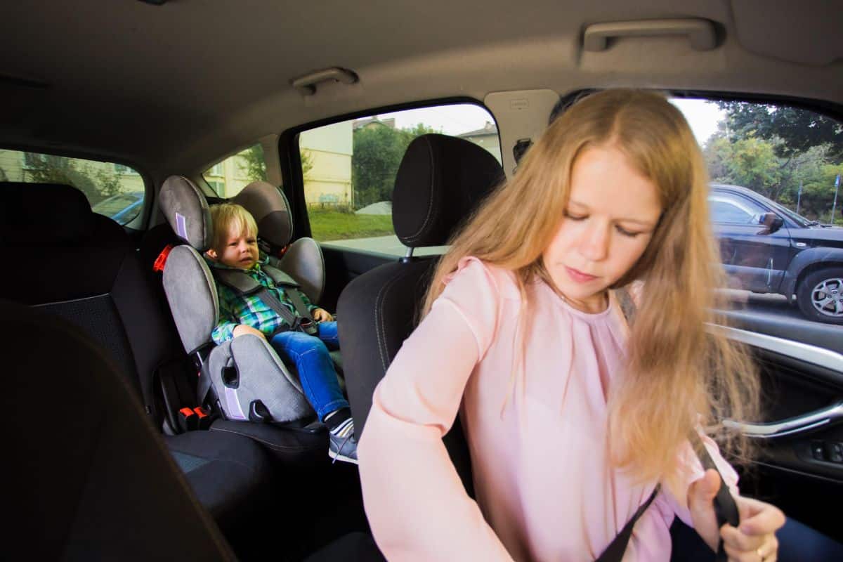 mamans pleurent dans voiture