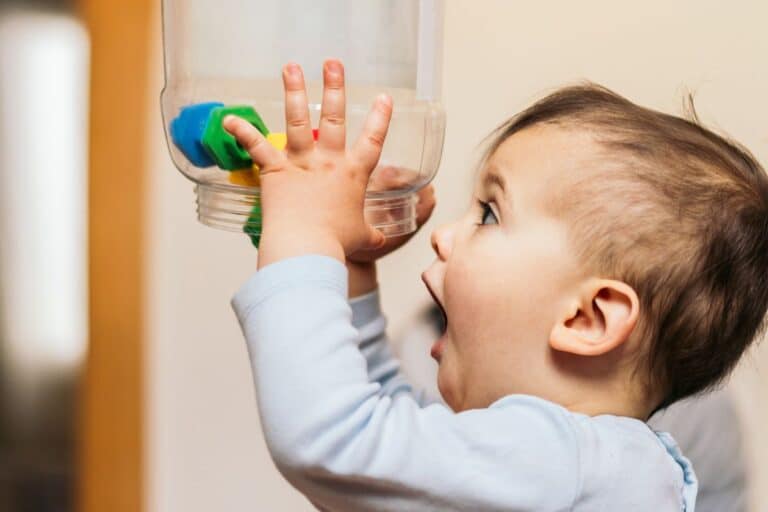 enfant jette toujours jouets