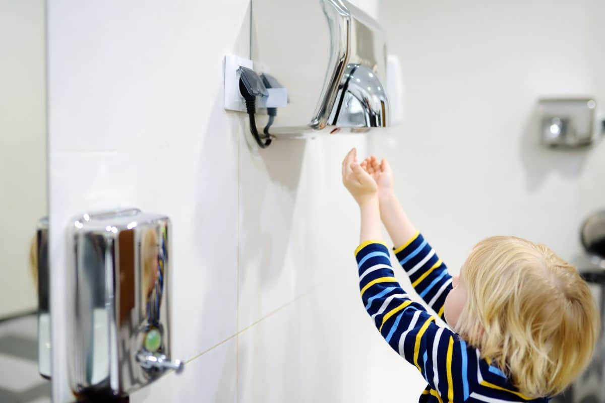 enfant pas utiliser sèche mains automatique