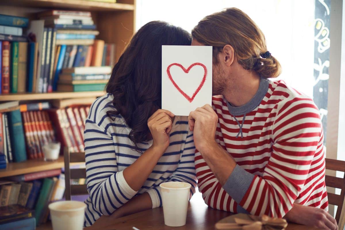 homme ou femme tombe amoureux plus vite