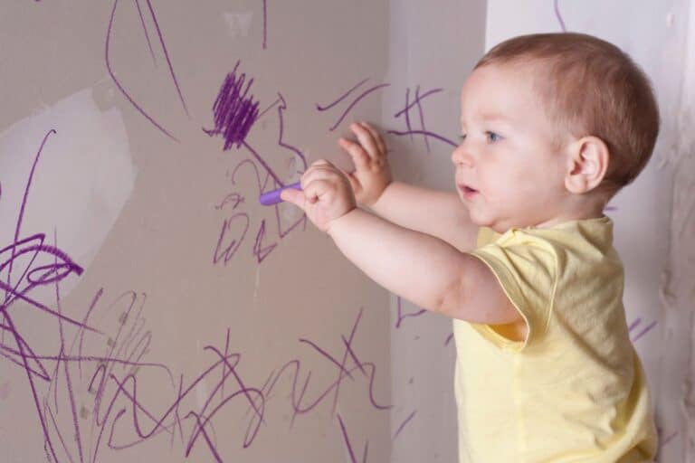 neveux dessinent sur murs neufs