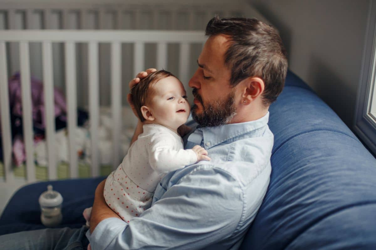 père s’occupe bébé