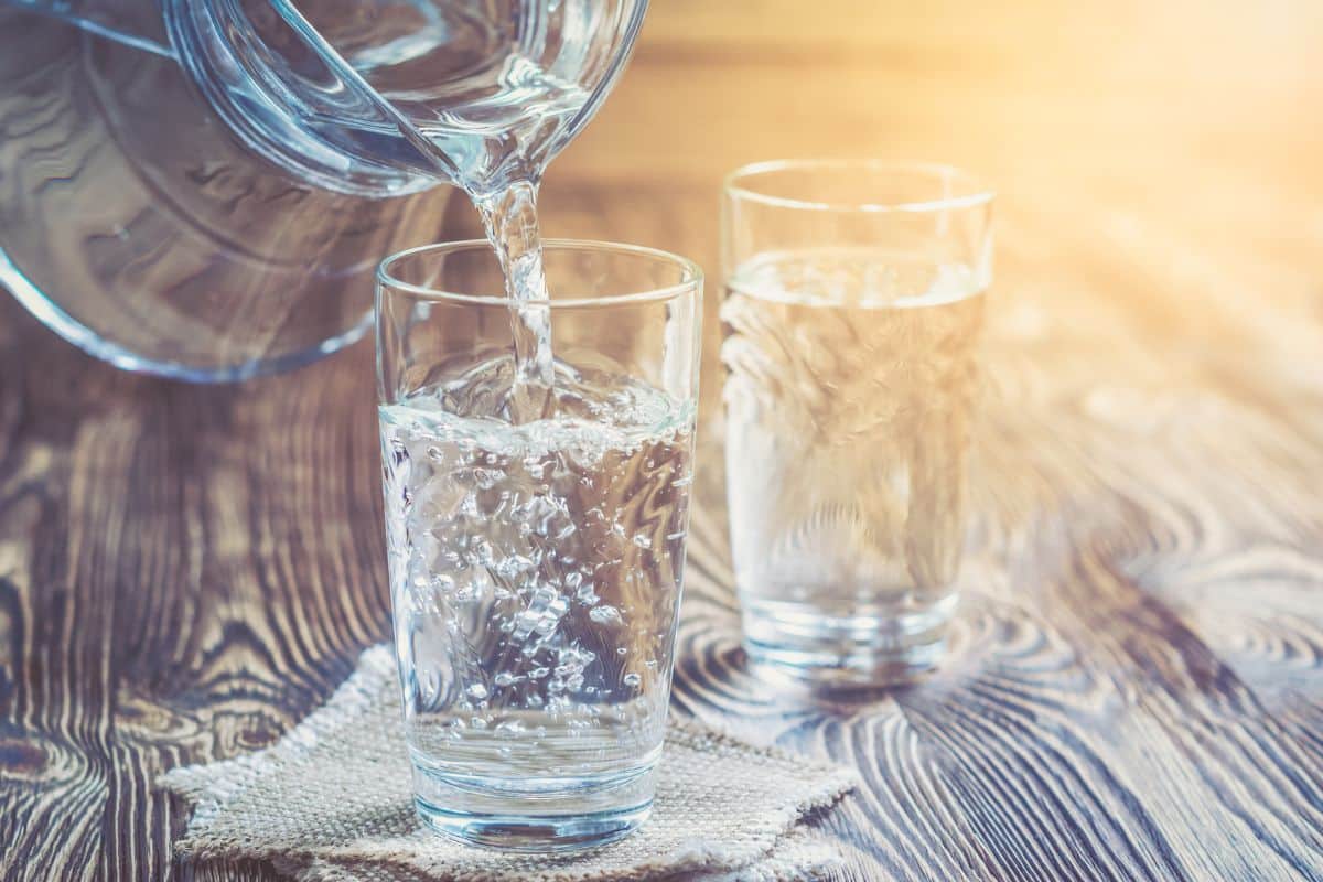 verres eau faut boire table