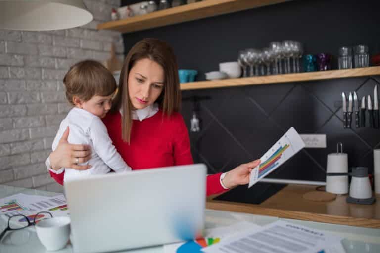 femmes continuent tout gérer