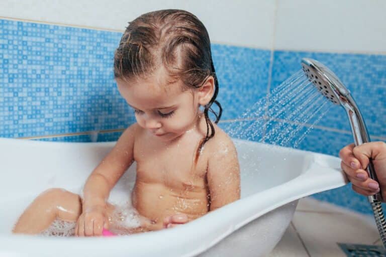 maman encourager enfants se laver