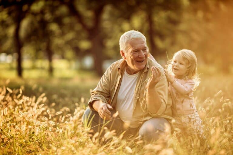 grand père crée rituel accueillir petite fille