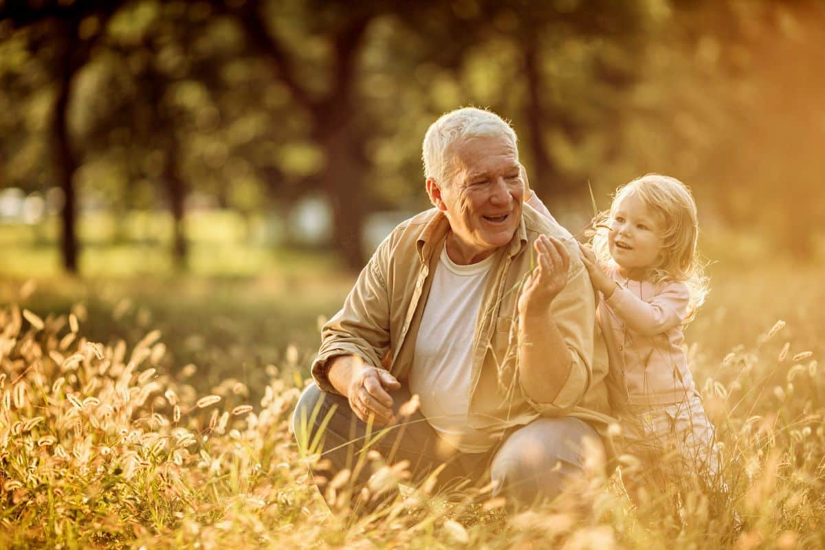 grand père crée rituel accueillir petite fille