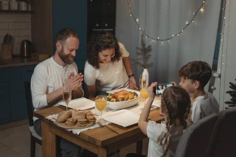 habitudes familiales dîner développer intelligence émotionnelle enfant psy