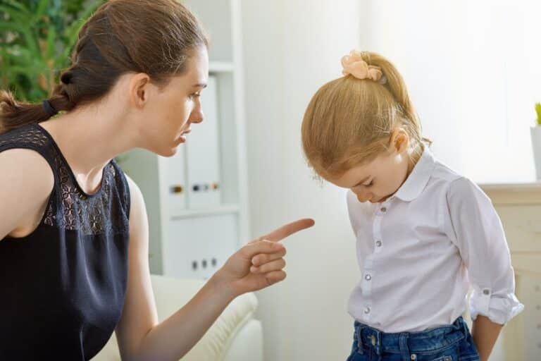 pas menacer enfant éducatrice montessori