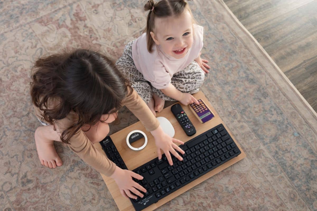 astuce bébé qui veut jouer avec téléphone