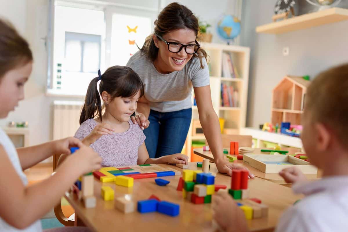 astuce maîtresse désamorcer disputes enfants
