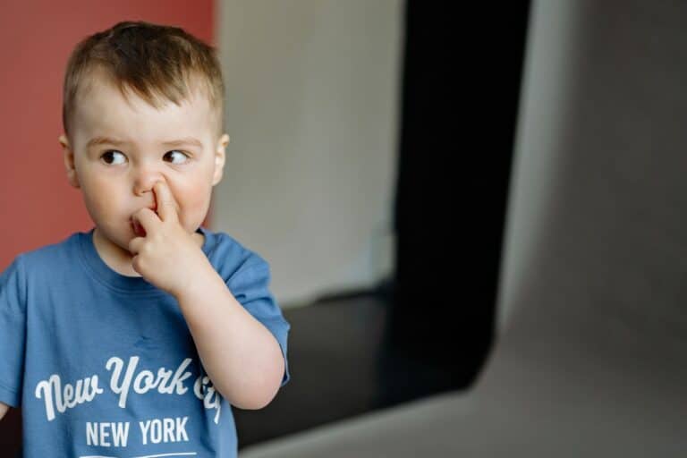 enfant mange ses crottes de nez