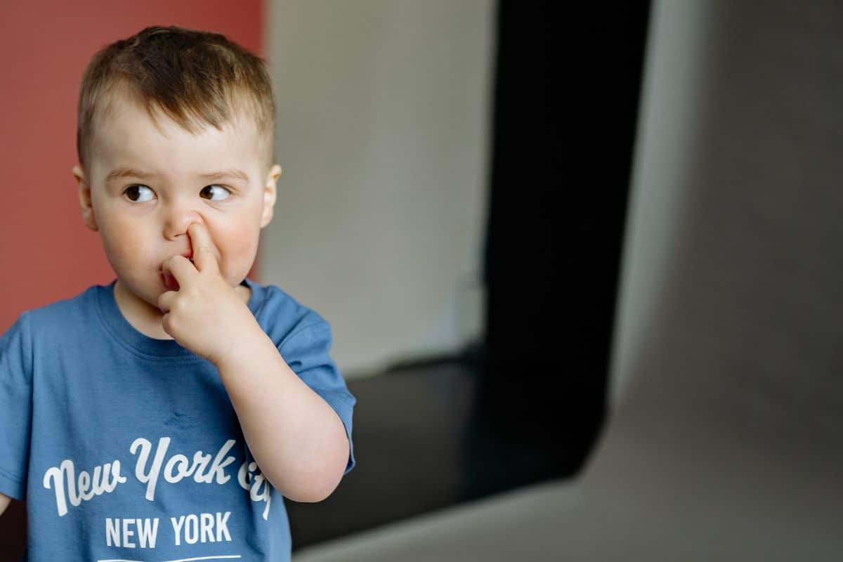 enfant mange ses crottes de nez