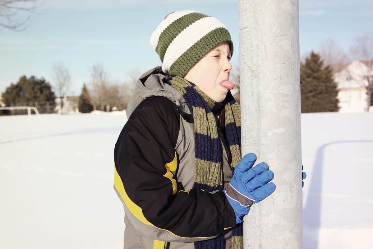 enfant colle langue métal gelé