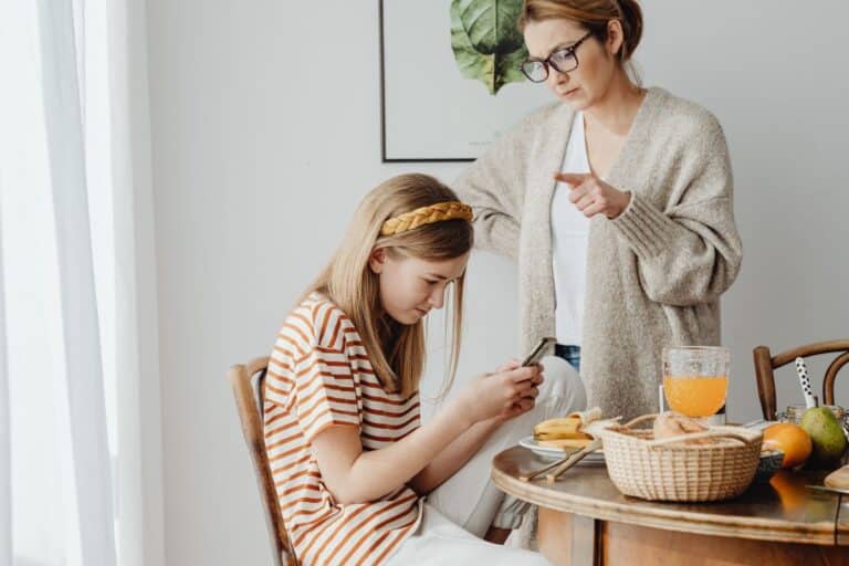 répète les phrases de parents